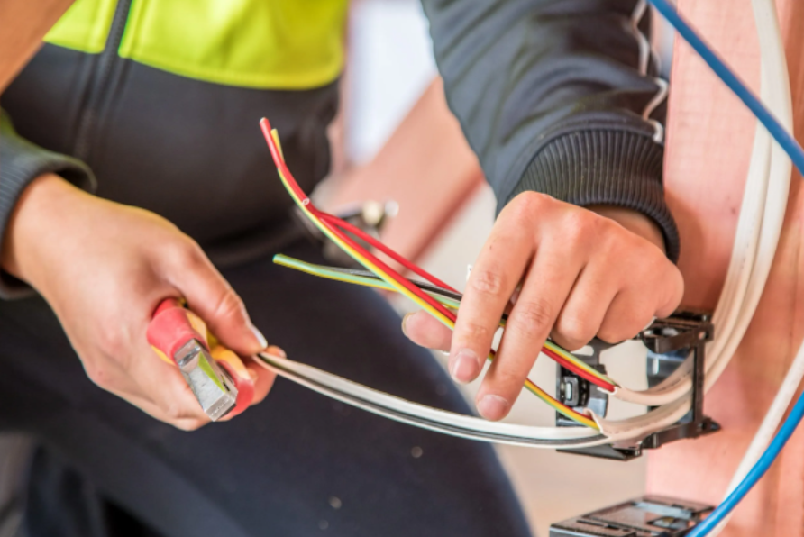 Why It Will Be Better To Hire A Local Electrician In North Shore?